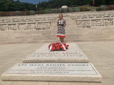 Ambasador RP w Rzymie Anna Maria Anders na Cmentarzu Wojennym pod Monte Cassino – 28 lipca 2021. Fot. Ambasada RP w Rzymie