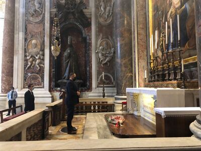 Prezes IPN dr Karol Nawrocki złożył kwiaty na grobie Ojca Świętego Jana Pawła II w watykańskiej Bazylice Świętego Piotra – 29 lipca 2021. Fot. Ambasada RP przy Stolicy Apostolskiej