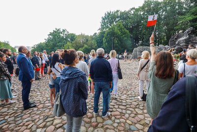 Przy pomniku Polegli Niepokonani na Cmentarzu Powstańców Warszawy na Woli – 1 sierpnia 2021. Fot. Sławek Kasper (IPN)