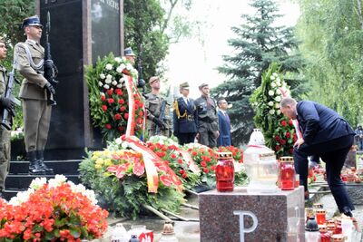 Prezes IPN dr Karol Nawrocki oddał hołd powstańcom warszawskim przy pomniku Gloria Victis na Cmentarzu Wojskowym na Powązkach – 1 sierpnia 2021. Fot. Mateusz Glinka-Rostkowski (UdSKiOR)