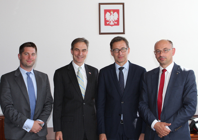 Od lewej: Alexander S.Hughes, Drugi Sekretarz Ambasady USA; Paul W. Jones Ambasador USA; dr Jarosław Szarek, Prezes IPN i dr Mateusz Szpytma, Wiceprezes IPN