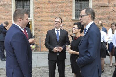 Od lewej: dr Paweł Rokicki (Biuro Edukacji Narodowej IPN), wiceprzewodniczący węgierskiego NEB Áron Máthé, któremu towarzyszy tłumaczka i prezes IPN dr Jarosław Szarek