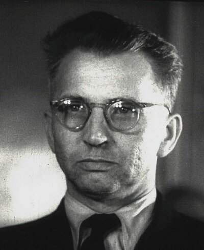 Gen. Leopold Okulicki (1898-1946) ps. Niedźwiadek, ostatni dowódca Armii Krajowej. W 1945 r. w procesie Szesnastu w Moskwie skazany na 10 lat więzienia, zmarł w więzieniu na Butyrkach w Moskwie.