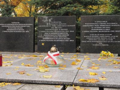 Znicz w miejscu pamięci na Cmentarzu Komunalnym Doły w Łodzi