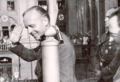 IPNBU-1-12-3-4-1-1 - Joachim von Ribbentrop pozdrawia mieszkańców Królewca z balkonu zamku w Królewcu, 1939-08-24