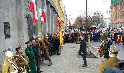 Uroczystości przy ul. Rakowieckiej – 1 marca 2017 (fot. Marcin Jurkiewicz/IPN)