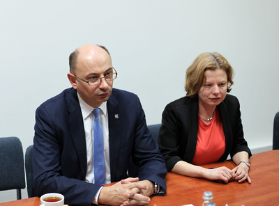 Zastępca Prezesa IPN dr Mateusz Szpytma i Joanna Kumor (IPN) (fot. Marcin Jurkiewicz)