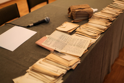 Przekazanie do Archiwum IPN dokumentów stanowiących prawdopodobnie część kartoteki wywiadu AK (© Marcin Jurkiewicz / IPN)