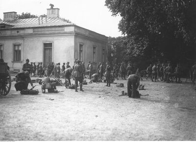 Uzbrojeni żołnierze na placu przed Belwederem (Źródło: NAC)
