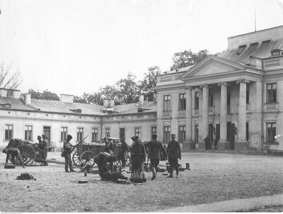 Grupa żołnierzy marszałka Józefa Piłsudskiego na placu przed Belwederem (Źródło: NAC)