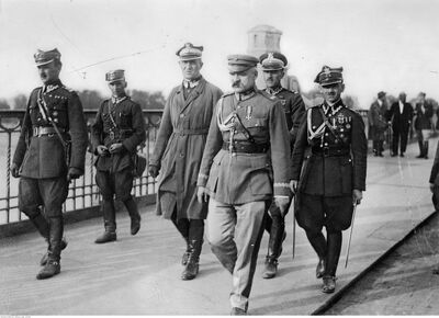 Marszałek Józef Piłsudski w otoczeniu oficerów na moście Poniatowskiego (Źródło: NAC)