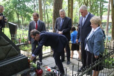 Składanie kwiatów na grobie rodziców Ignacego Paderewskiego – Polikseny i Jana