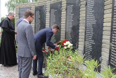 Składanie kwiatów pod pomnikiem ku czci ofiar sowieckiego terroru lat 1935-1938