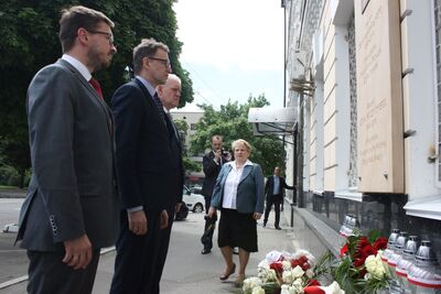 Składanie kwiatów pod tablicą upamiętniającą śp. Prezydenta Lecha Kaczyńskiego w Żytomierzu