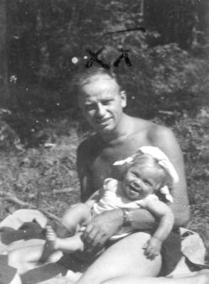Mjr Zygmunt Szendzielarz ps. „Łupaszka”. Na kolanach trzyma syna Wandy i Lucjana Minkiewiczów – Andrzeja