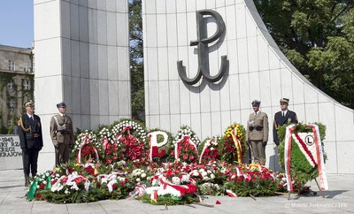 Uroczystości przy pomniku Polskiego Państwa Podziemnego i Armii Krajowej. Fot. Marcin Jurkiewicz / IPN