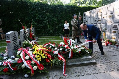 Przy grobie gen. Antoniego Chruściela „Montera” na Cmentarzu Wojskowym na Powązkach. Fot. Sławomir Kasper (IPN)