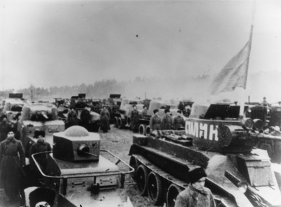 Oddziały Armii Czerwonej oczekujące na rozpoczęcie defilady w Białymstoku, wrzesień 1939 r.