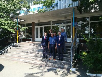 Delegacja IPN przed siedzibą Państwowego Archiwum Obwodu Chmielnickiego