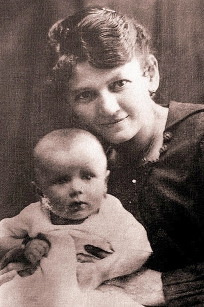 Karol Wojtyła z matką Emilią 1920 r. http://franciszkanska3.pl