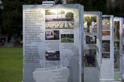 Otwarcie wystawy IPN „Kwatera Ł – panteon narodowy pod cmentarnym murem” – 26 października 2017. Fot. Marcin Jurkiewicz (IPN)