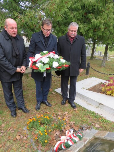 Przedstawiciele IPN złożyli kwiaty pod tablicą Nieznanych Obrońców Grodna 1939 na Cmentarzu Garnizonowym w Grodnie