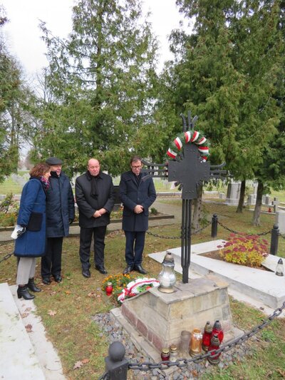 Przedstawiciele IPN złożyli kwiaty pod tablicą Nieznanych Obrońców Grodna 1939 na Cmentarzu Garnizonowym w Grodnie