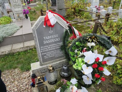 Grób Tadeusza Jasińskiego, młodego obrońcy Grodna na Cmentarzu Pobernardyńskim (Farnym)