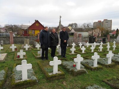 Delegacja IPN złożyła kwiaty na Cmentarzu Pobernardyńskim (Farnym) na mogiłach żołnierzy polskich z 1920 r.