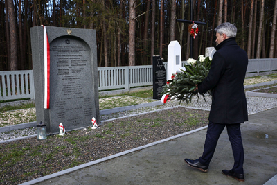 Kwiaty w imieniu prezesa IPN przed pomnikiem upamiętniające Żydów, zamordowanych w Markowej przez Niemców złożył dr Adam Pleskaczyński, dyrektor BEN IPN – 24 marca 2024. Fot. Sławek Kasper (IPN)
