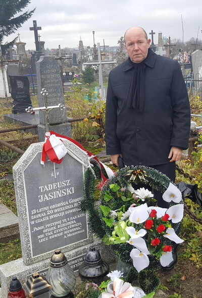 Dr hab. Piotr Kardela, dyrektor Oddziału IPN w Białymstoku przy symbolicznym grobie 13-letniego Tadeusza Jasińskiego, najmłodszego obrońcy Grodna we wrześniu 1939 r.