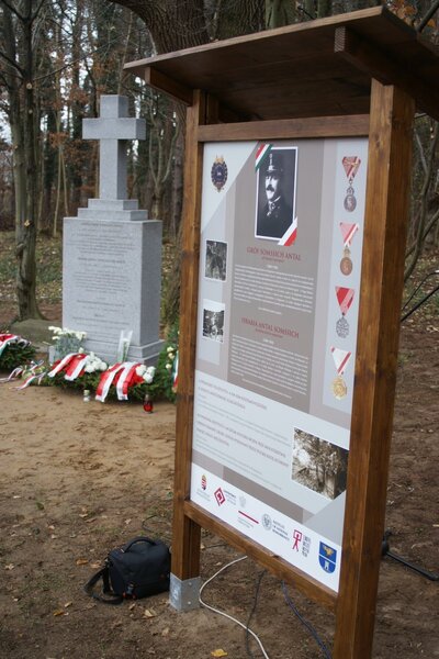 Nowy pomnik nagrobny bohatera Polski i Węgier ufundowany przez IPN oraz tablica informacyjna urządzona przez władze miasta Zalakomár (fot. Adam Siwek, BUW IPN).