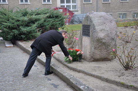 Laying flowers at Berlin-Hohenschonhausen Memorial Site