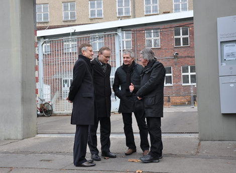 At the Memorial Site, from the left Ambassador Marek Prawda, Łukasz Kamiński, Roland Jahn and Hubertus Knabe, director of the Berlin-Hohenschönhausen Memorial,