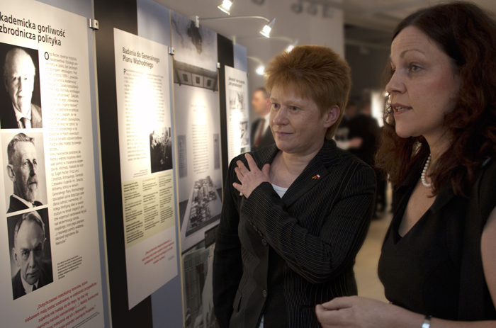 Vice-President of the German Bundestag Petra Pau (from the left) guided through the exhibition by one of the authors.