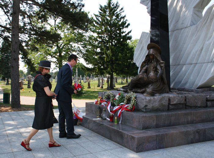 Betty Uzarowcz, representative of the Polish community of Chicago and Andrzej Zawistowski, Director of IPN's Public Education Office are laying flowers at the Katyn Monument in Chicago