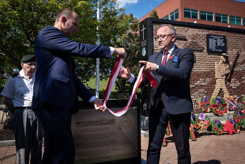 Paying tribute to Canadian soldiers and commemorating officers and sailors of ORP Ślązak