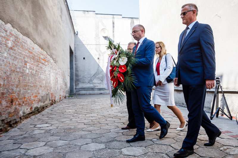 Dr Mateusz Szpytma, Deputy President of the Institute of National Remembrance, and Prosecutor Andrzej Pozorski, Director of the Chief Commission for the Prosecution of Crimes against the Polish Nation, laying flowers at the Mokotow Prison in Warsaw