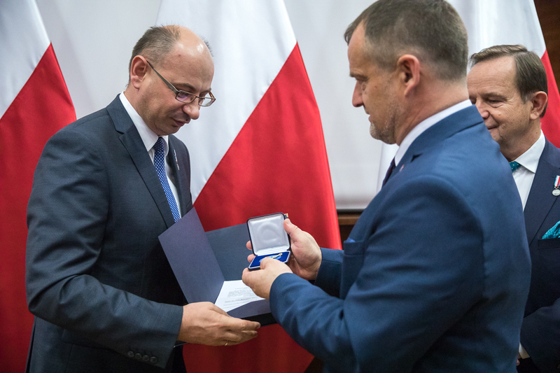 A distingtion of merit for the Podkarpackie Voivodeship awarded to Deputy President of the IPN Dr Mateusz Szpytma during the third National Summit of Poles Who Saved Jews during the Second World War – 18 October 2018, Rzeszów. Photos: Sławek Kasper (IPN)