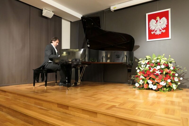 The event included a piano concert.