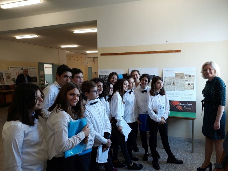 Katarzyna Ratajczak-Sowa from the Institute of National Remembrance with the &quot;Massari Galieli&quot; high school students