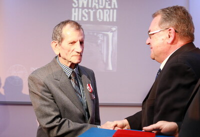 Wiceprezes IPN Jan Baster wręcza nagrodę Władysławowi Kałudzińskiemu