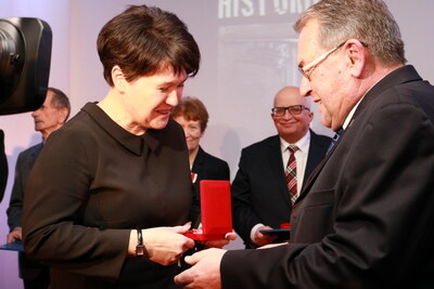Nagrodę dla LO z Augustowa odebrała dyrektor Barbara Koronkiewicz