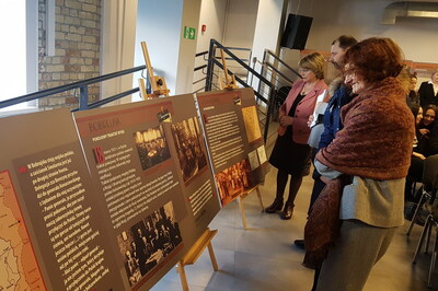Goście zwiedzają wystawę poświęconą Florianowi Czarnyszewiczowi