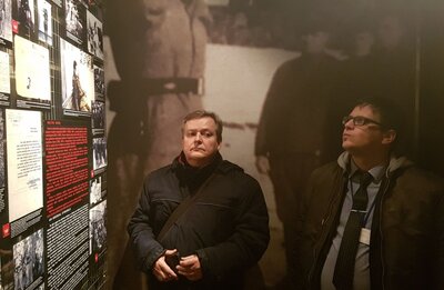 Dariusz Jarosiński i dr Paweł Warot, naczelnik OBEN IPN Białystok podczas spotkania z historykami wileńskimi w Muzeum Ofiar Ludobójstwa w Wilnie