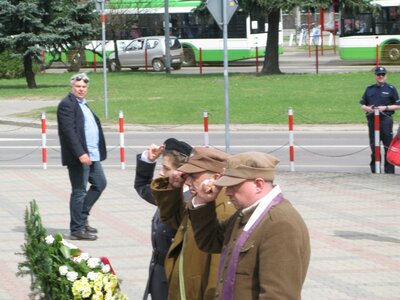 Salut przed Pomnikiem Ofiar Katastrofy Smoleńskiej