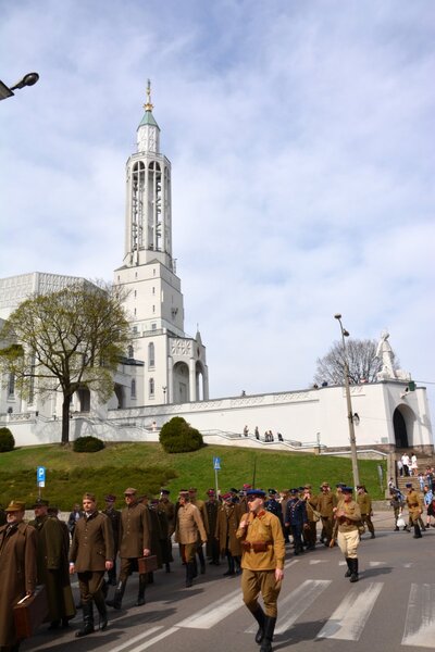 Uczestnicy Marszu przed kościołem św. Rocha - pomnikiem Niepodległości Ojczyzny. Fot. W. Tokarski