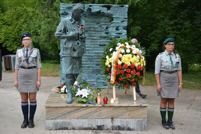 Warta honorowa harcerzy przy pomniku „Inki” na białostockich Plantach