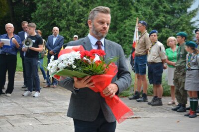Kwiaty w imieniu Oddziału IPN w Białymstoku złożył dr Łukasz Lubicz-Łapiński z Oddziałowego Biura Edukacji Narodowej