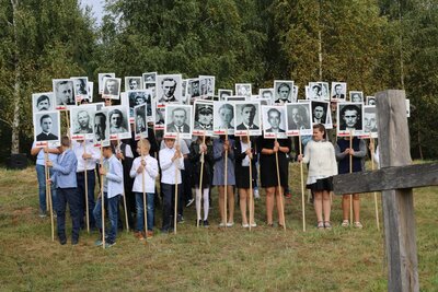 Młodzież prezentuje zdjęcia ofiar Obławy Augustowskiej